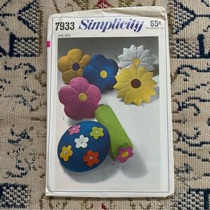 Simplicity 7933 60s Throw Pillows Flower Power Vintage Sewing Pattern 1968 Uncut
